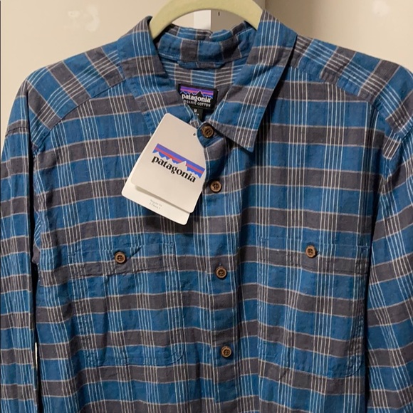 NEVER WORN! Patagonia Button Down Shirt - Picture 2 of 4